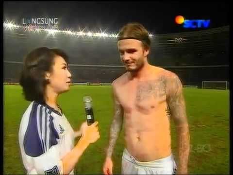 David Beckham tukar baju saat wawancara