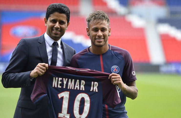 Neymar, pemain PSG, saat diperkenalkan oleh Presiden Nasser Al Khelaifi