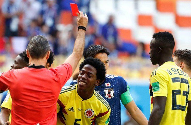 Ada banyak fakta menarik di balik kartu merah yang diterima gelandang timnas Kolombia, Carlos Sanchez. (www.football5star.net / Twitter @MirrorFootball)