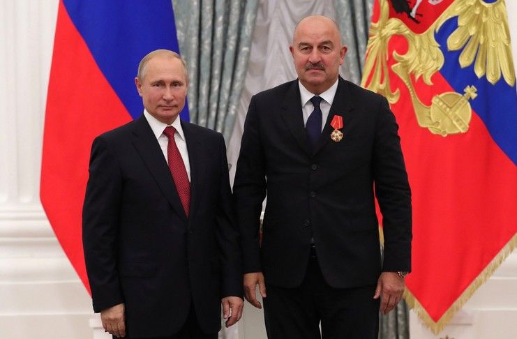 Pelatih timnas Rusia, Stanislav cherchesov, menerima Order of Alexander Nevsky dari Presiden Putin. (www.football5star.net / kremlin.ru)