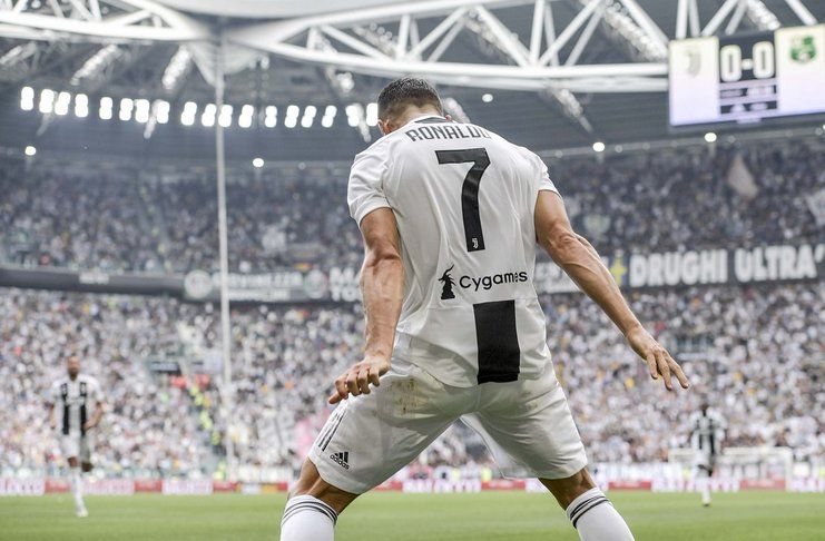 Cristiano Ronaldo akhirnya pecah telur. Pada laga Juventus melawan Sassuolo. Ada catatan unik saat Ronaldo mencetak gol ke gawang Sassuolo. - Football5star - JuventusFC