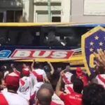 Bus yang mengangkut skuat Boca Juniors diserang suporter River Plate sebelum final Copa Libertadores.