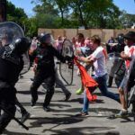 Konfrontasi polisi dan fans River Plate yang menyerang bus Boca Juniors.