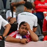 Suporter River Plate di dalam stadion hanya bisa lesu gara-gara laga leg II final Copa Libertadores ditunda.