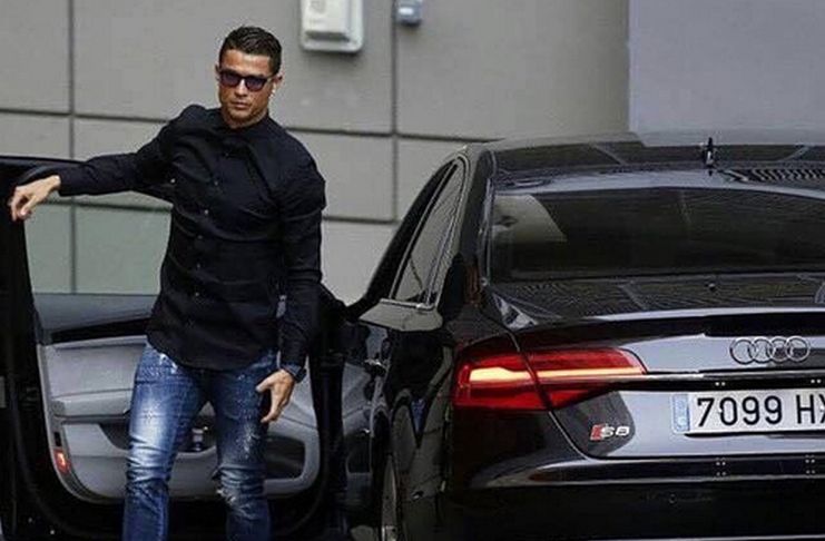Gaji Seminggu Cristiano Ronaldo Bisa Beli 9 Mobil Iron Man - Istimewa