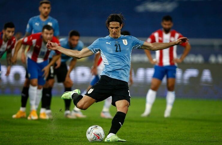Penalti Edinson Cavani membuka skor pada laga Uruguay vs Paraguay.