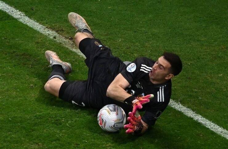 Emiliano Martinez kehabisan kata-kata setelah jadi pahlawan Argentina pada adu penalti lawan Kolombia.