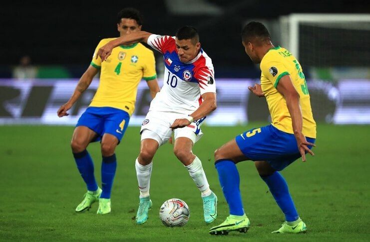 Putusan Martin Lasarte memasang Alexis Sanchez sebagai starter lawan Brasil dianggap blunder oleh Carlos Caszely.