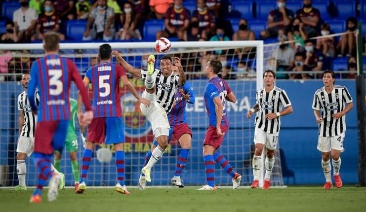 Danilo dimainkan sebagai gelandang bertahan saat Juventus melawan Barcelona pada Trofeo Joan Gamper.