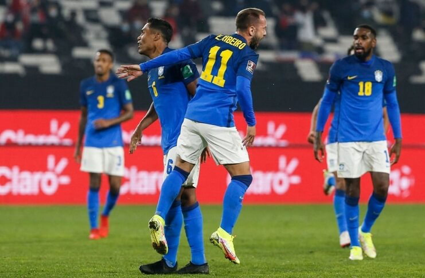 Everton Ribeiro mencetak gol semata wayang pada laga Cile vs Brasil.
