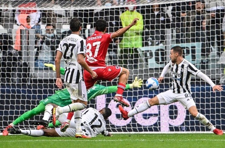 Massimiliano Allegri menilai koordinasi antarbek Juventus masih kurang bagus.