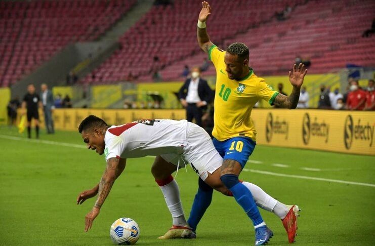 Neymar dianggap para pemain Peru telah melanggar Anderson Santamaria sebelum memberikan assist untuk gol Everton Ribeiro yang membuka skor laga Brasil vs Peru.