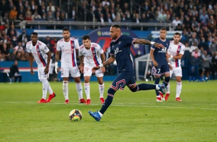 Penalti Neymar disebut Jean-Michel Aulas sebagai hadiah dari wasit untuk PSG.
