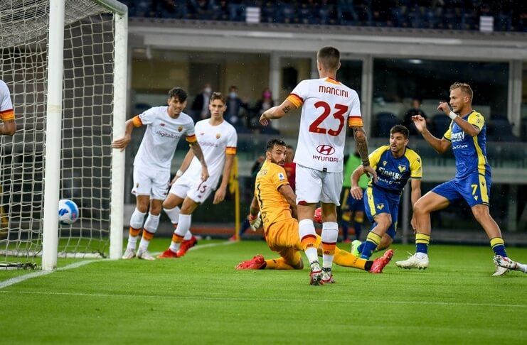 Permainan Hellas Verona saat mengalahkan AS Roma dipuji Jose Mourinho.