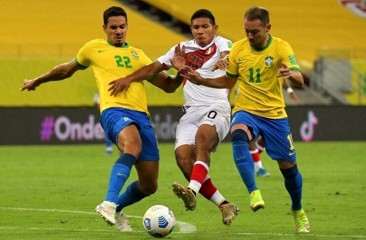 Timnas Peru kesulitan mengimbangi permainan timnas Brasil.
