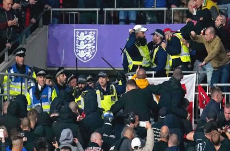 Adegan Rusuh Suporter Hungaria vs Polisi di Stadion Wembley