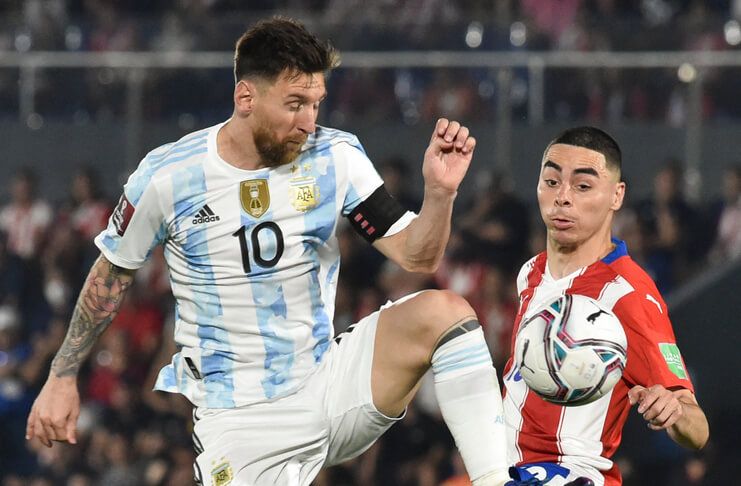 Aksi Lionel Messi melawan Miguel Almiron pada laga Paraguay vs Argentina dalam lanjutan Kualifikasi Piala Dunia 2022.