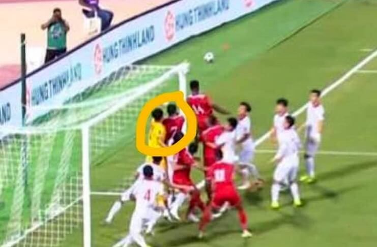 Insiden pemain Oman memblok gerakan kiper Ngiyen Van Toan diabaikan wasit.