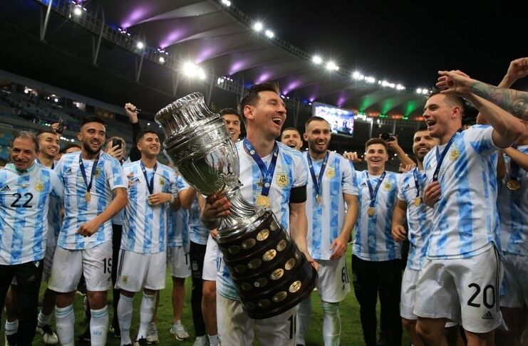 Juara Copa America dan popularitas dinilai Zbigniew Boniek bisa membuat Lionel Messi memenangi Ballon d'Or.