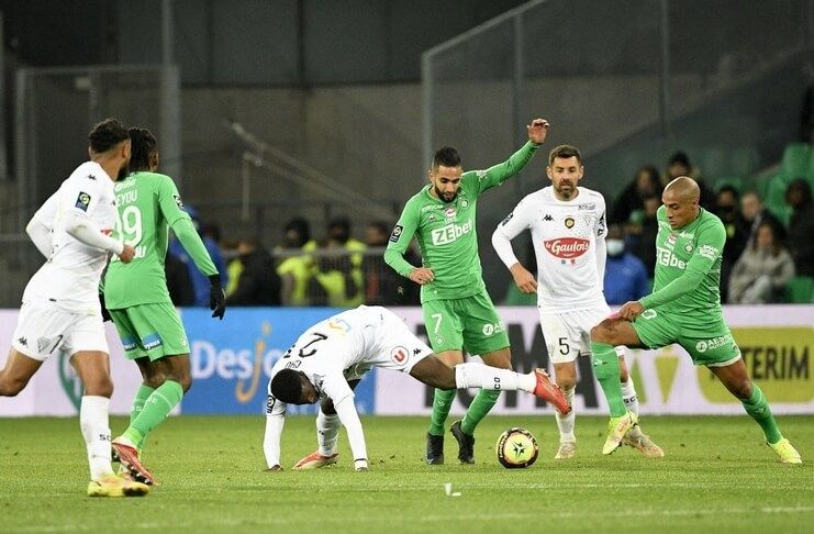 Laga lawan Angers SCO tetap berlangsung meskipun sempat diganggu aksi brutal para fan St-Etienne.