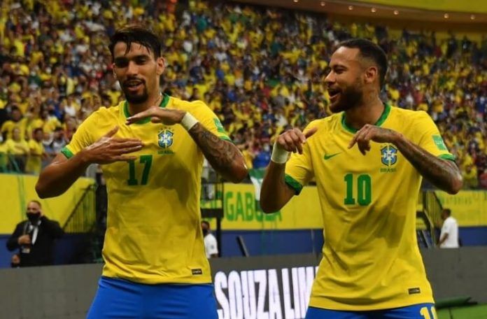 Lucas Paqueta dan Neymar berdansa setelah mencetak gol pada laga Brasil vs Uruguay.