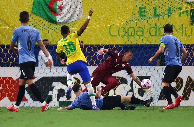 Neymar membombardir gawang Fernando Muslera dalam laga Brasil vs Uruguay.