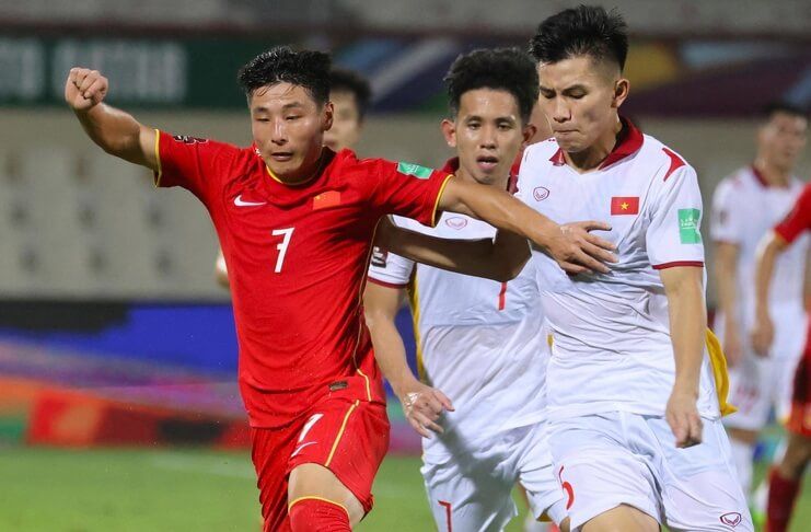 Nguyen Thanh Binh dipercaya tampil oleh Park Hang-seo saat timnas Vietnam kalah 2-3 dari Cina. 