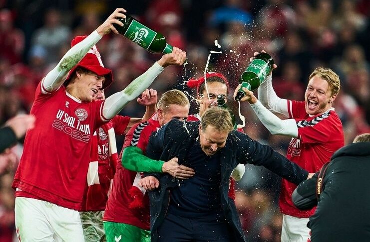 Para pemain timnas Denmark mengguyur Kasper Hjulmand setelah lolos ke Piala Dunia 2022.