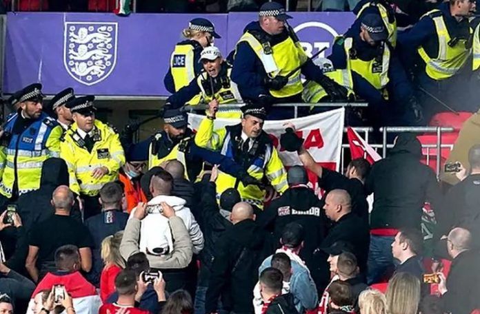 Adegan Rusuh Suporter Hungaria vs Polisi di Stadion Wembley