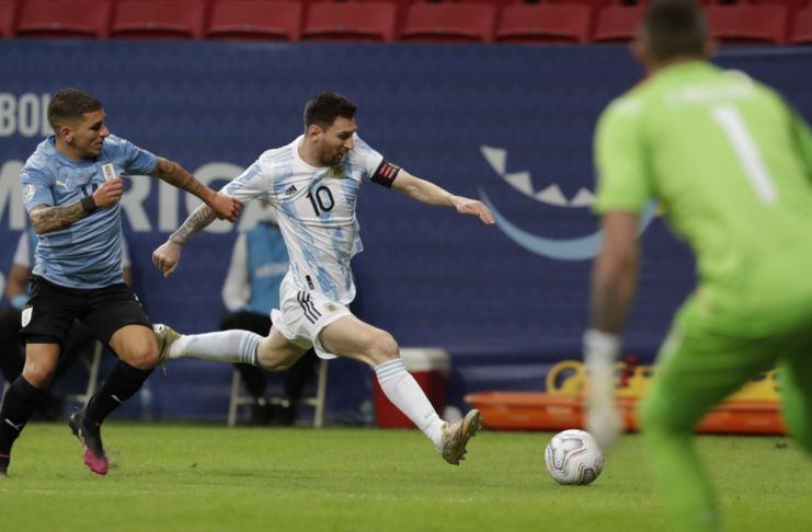 Fernando Muslera Tak Gentar Hadapi Lionel Messi dkk