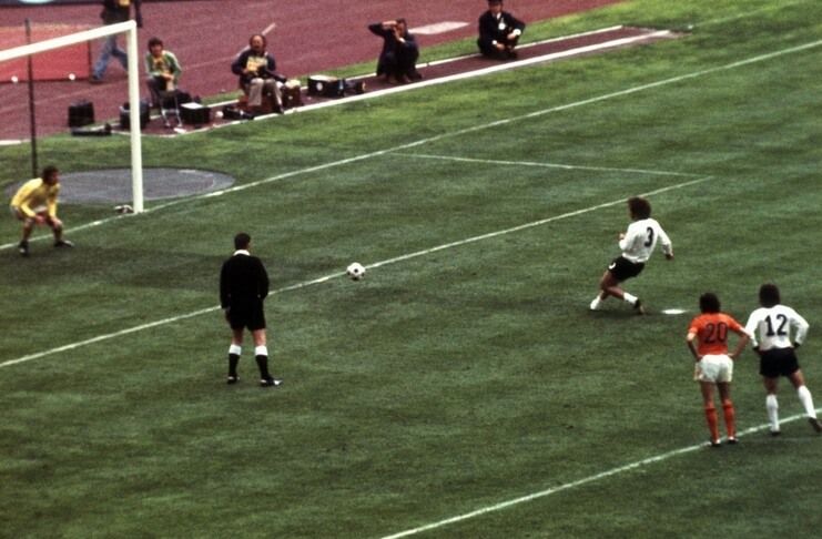 Paul Breitner mencetak gol penyama kedudukan pada final Piala Dunia 1974.