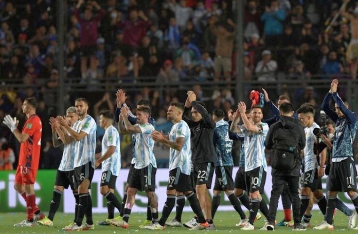 Timnas Argentina memastikan lolos ke Piala Dunia 2022 meski hanya imbang 0-0 dengan Brasil.