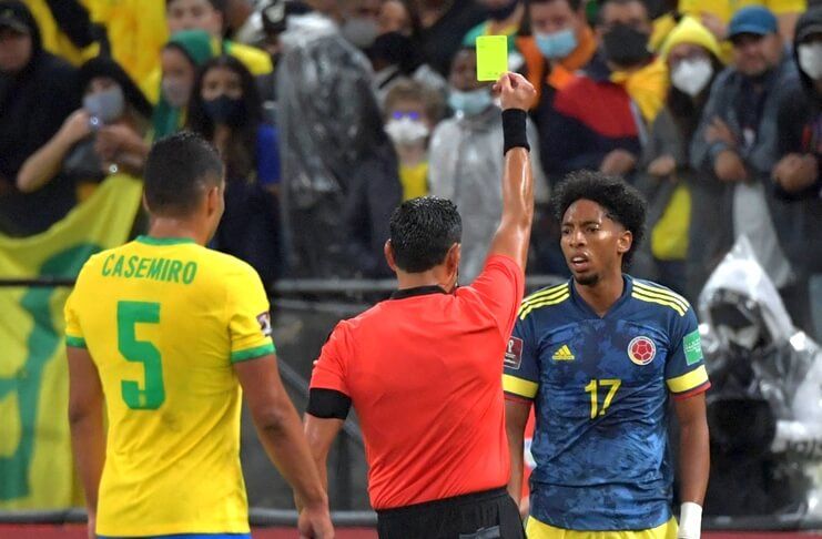 Wasit Roberto Tobar mengeluarkan 4 kartu kuning pada babak pertama laga Brasil vs Kolombia.