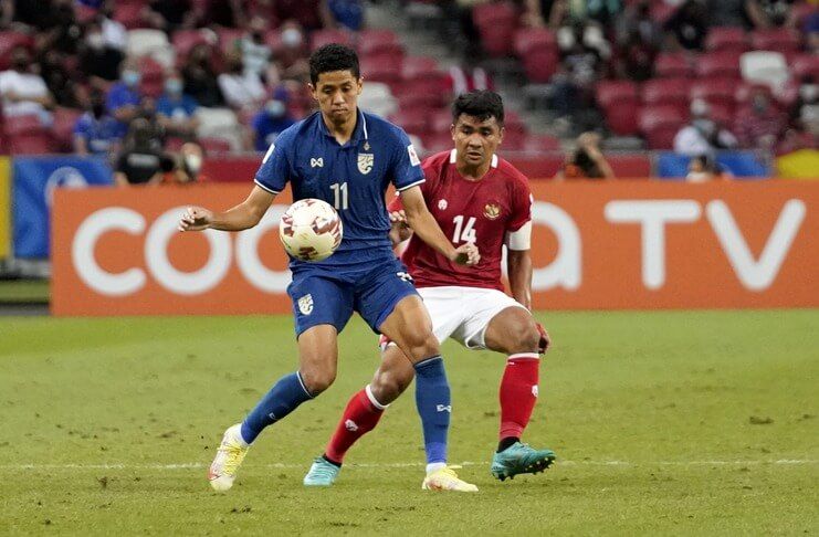 Bordin Phala merepotkan Asnawi Mangkualam pada leg I final Piala AFF 2020.