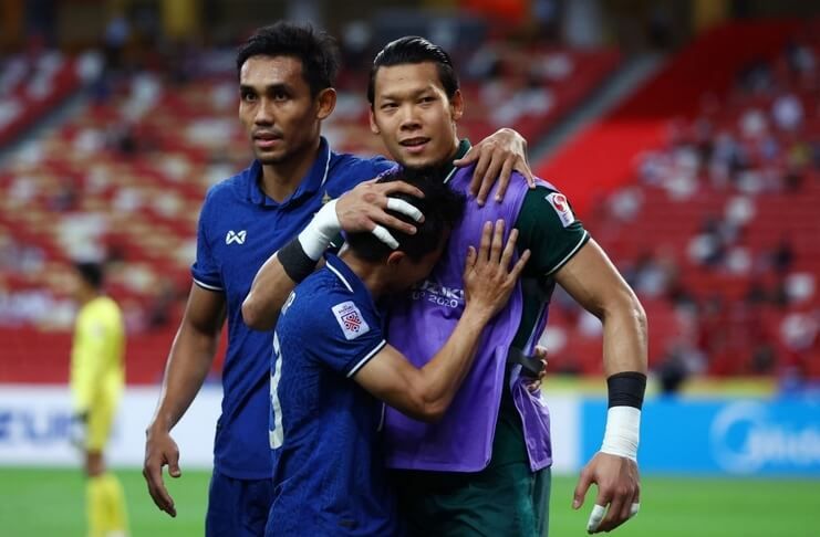 Chanatip Songkrasin merayakan gol keduanya bersama Kawin Tamsatchanan pada leg I final Piala AFF 2020.