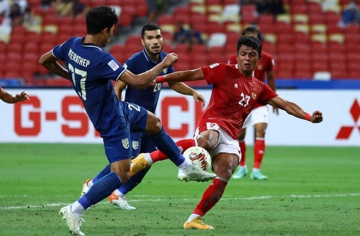 Weerathep Pomphan menunjukkan fleksibilitasnya saat timnas Thailand menghadapi Indonesia.