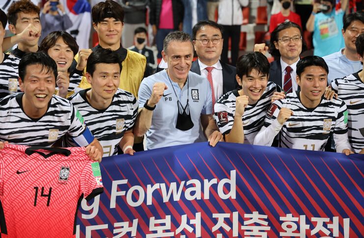 Kim Pan-gon bisa bernapas lega karena timnas Korsel sudah memastikan lolos ke putaran final Piala Dunia 2022.