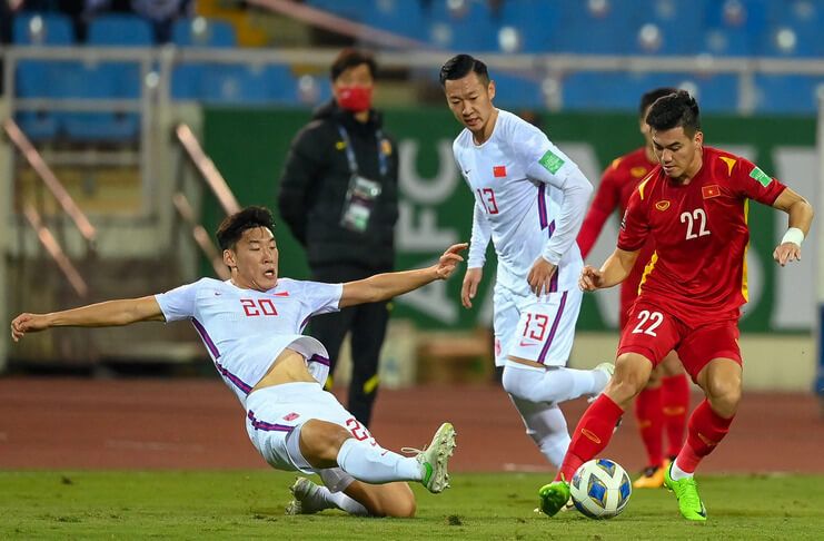 Nguyen Tien Linh berkelit sebelum mencetak gol kedua timnas Vietnam di gawang Cina.