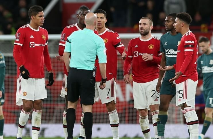 Para pemain Manchester United memprotes gol penyeimbang 1-1 dari Matt Crooks.