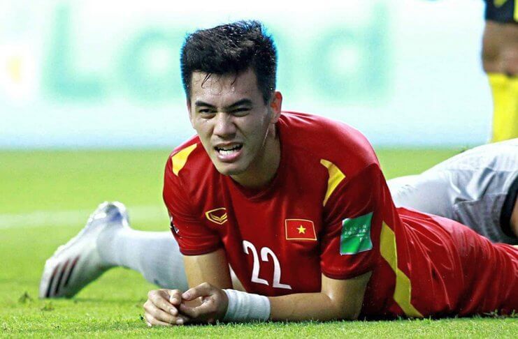 Nguyen Tien Linh mengalami cedera saat Vietnam dikalahkan Oman.