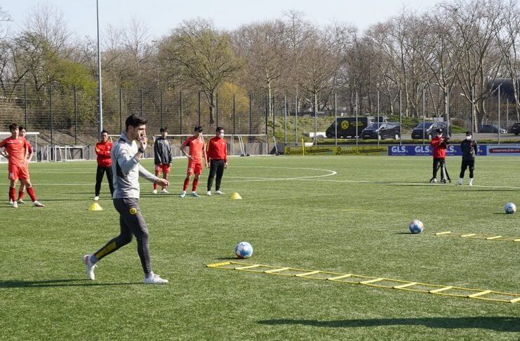 Para pemain timnas U-17 Vietnam mendapat kesempatan dilatih oleh pelatih tim junior Borussia Dortmund.