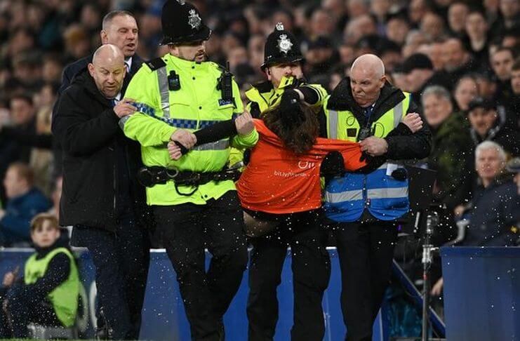 Seorang Penonton Ikat Dirinya di Tiang Gawang pada Laga Everton vs Newcastle (Mirror)