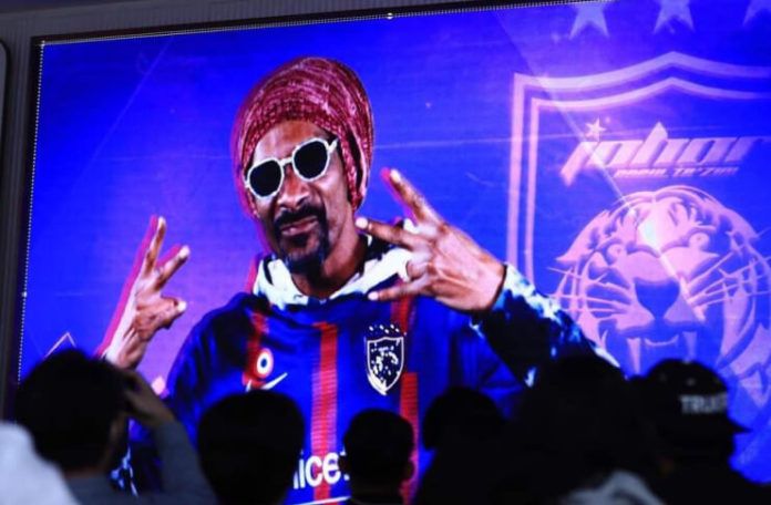 Snoop Dogg membawakan lagu resmi JDT musim ini.