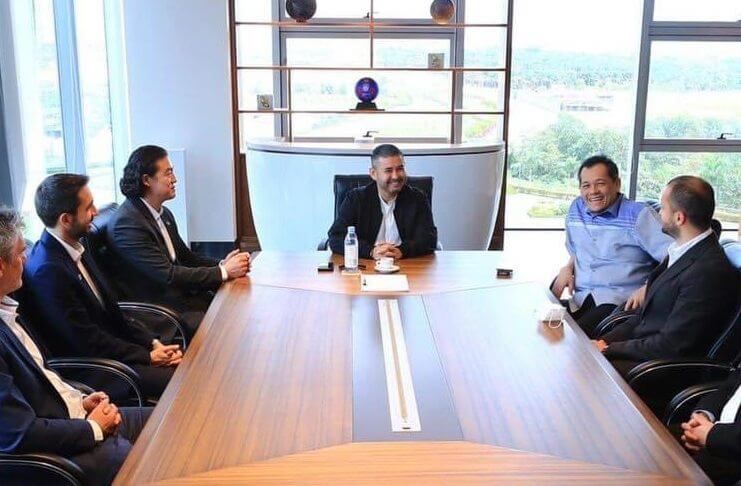 Tunku Ismail Idris saat menerima kunjungan staf kepelatihan timnas Malaysia yang baru.