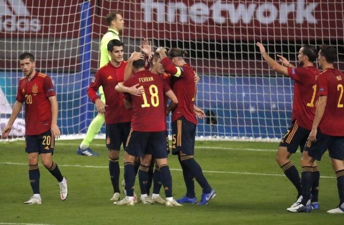 Manuel Neuer dan Oliver Bierhoff masih mengingat kekalahan 0-6 timnas Jerman dari Spanyol di Nations League.
