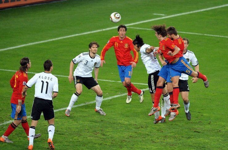 Spanyol menang 1-0 atas timnas Jerman pada semifinal Piala Dunia 2010 berkat tandukan Carles Puyol.