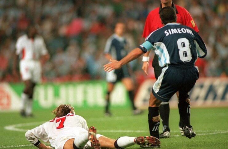 David Beckham terpancing emosi oleh Diego Simeone saat bertemu di Piala Dunia 1998.