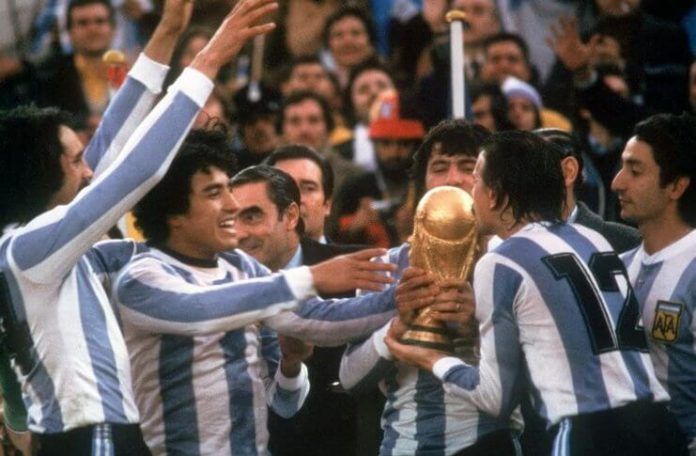 Jose Daniel Valencia tak ada saat para pemain Argentina berebut trofi Piala Dunia.