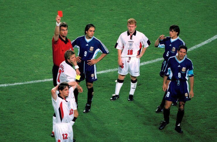 Kartu merah di Piala Dunia 1998 membuat David Beckham dimusuhi orang-orang se-Inggris.