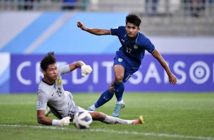 Suphanat Mueanta mencetak 2 gol yang membawa timnas U-23 Thailand menang 3-0 atas Malaysia.